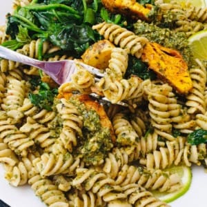 easy pesto pasta with chicken and spinach
