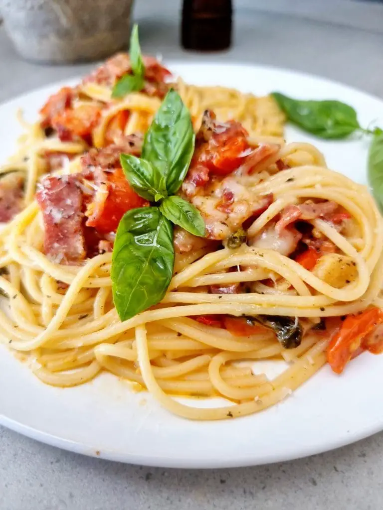 tomato bacon and spaghetti