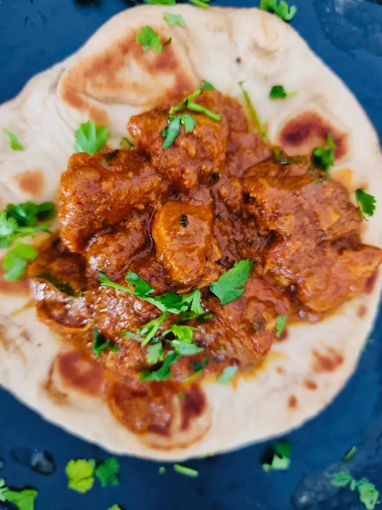 vindaloo curry and naan