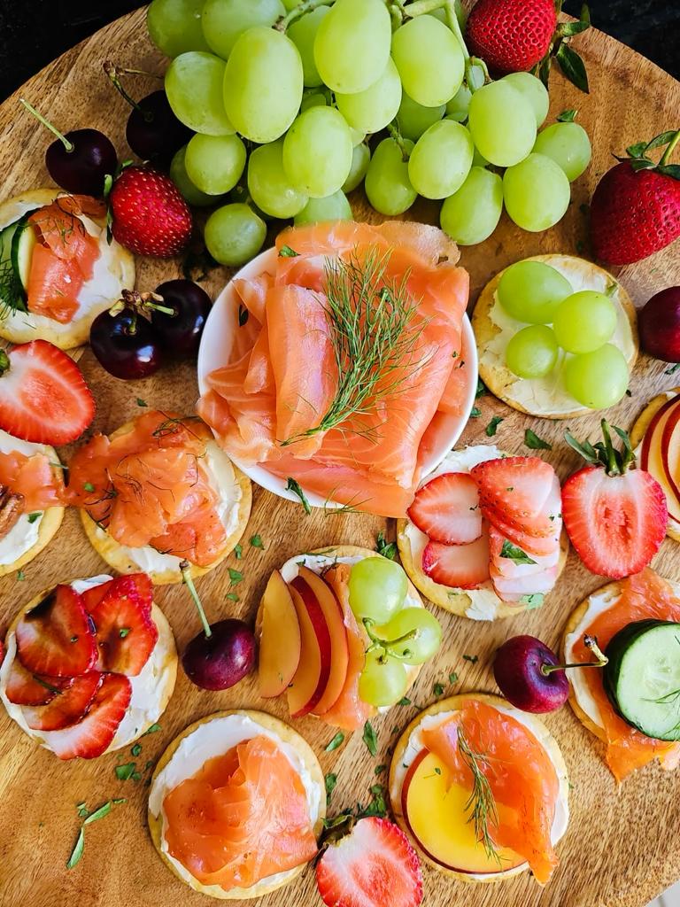 smoked salmon on crackers