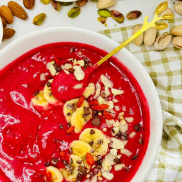 beetroot smoothie bowl recipe with toppings