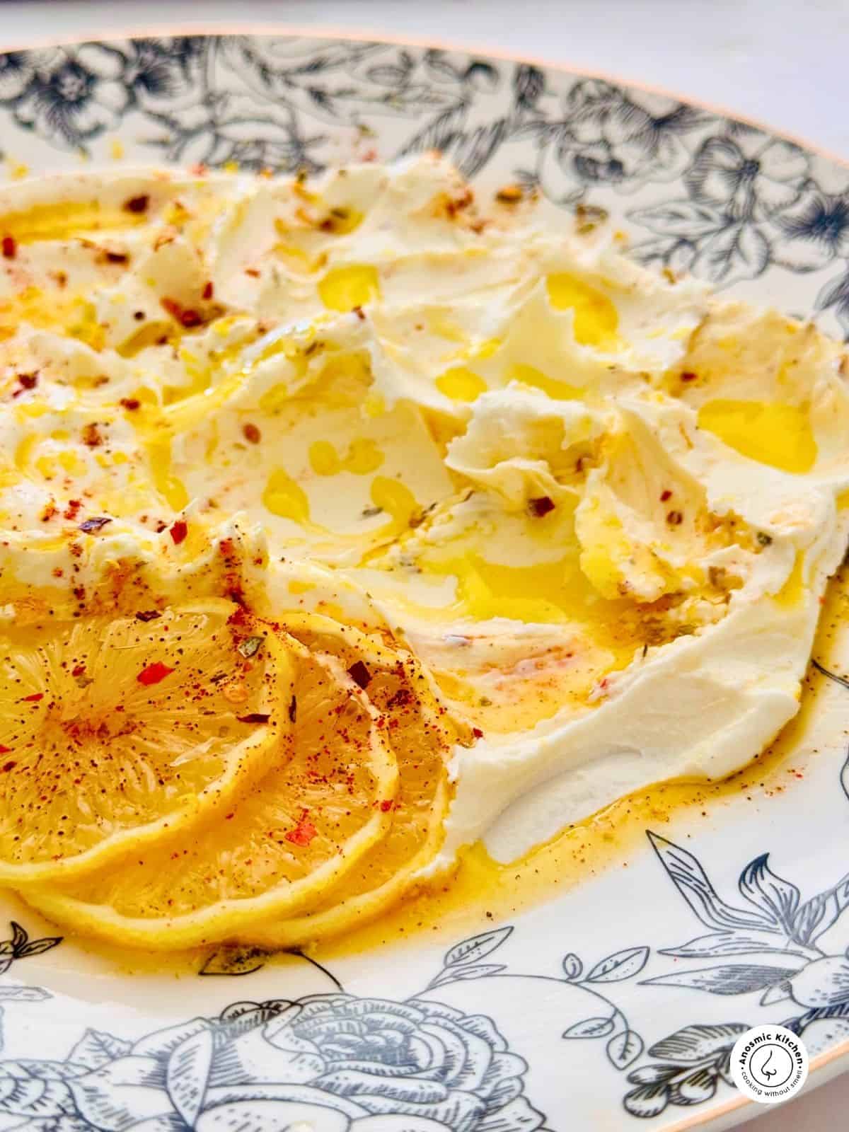 mascarpone cheese with lemon slices
